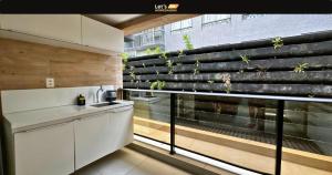 una cucina con finestra con piante in vaso di Let's AX Fortune a Tambaú