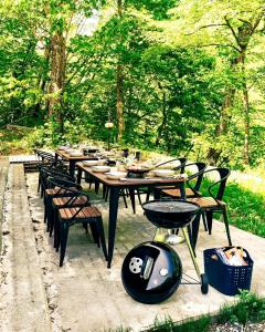 白馬村にあるSUKH Hakuba by Jade Groupの長い木製テーブル(椅子付)とテーブルアスタリング