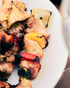 白馬村にあるSUKH Hakuba by Jade Groupのテーブルの上に食べ物が載った白い皿 +57枚の写真