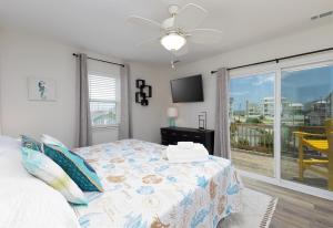 A bed or beds in a room at Navigating Our Destiny- The Perfect Beach Getaway! Még 42 kép