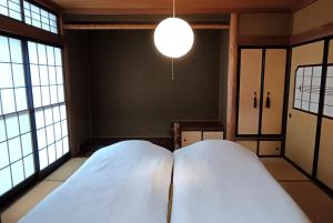 Ένα ή περισσότερα κρεβάτια σε δωμάτιο στο 古民家 環水公園徒歩8分 閑静な住宅街 ドライブ旅行 近隣駐車場あり