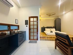 En eller flere senge i et værelse på Roys Villa Havelock + 84 billeder