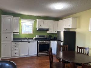 Kuchnia lub aneks kuchenny w obiekcie Lakeshore Suites