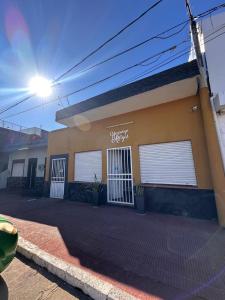 una casa con due porte del garage sul lato di Hospedaje en Avenida Artigas 5 a Corrientes