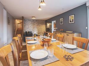 Ruang duduk di Charmante Maison Familiale au Cœur des Vignobles avec Terrasse, Proche des Châteaux et ZooParc de Beauval - FR-1-491-341 +8 gambar