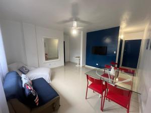 ein Hotelzimmer mit einem Bett und einem Glastisch in der Unterkunft Ap 700m Praia Enseada-TV Smart, Garagem-Elevador in Guarujá