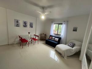 ein Wohnzimmer mit Tisch und Couch in der Unterkunft Ap 700m Praia Enseada-TV Smart, Garagem-Elevador in Guarujá