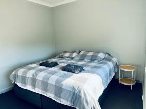 Ένα ή περισσότερα κρεβάτια σε δωμάτιο στο 3 Bedroom Brick Home Charm