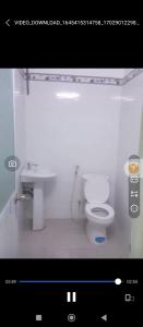Un baño con un inodoro blanco y un lavabo. en Phuong Home, en Ðức Hòa