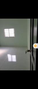 Una puerta con dos ventanas en una habitación blanca. en Phuong Home, en Ðức Hòa