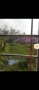 una ventana de tren con vistas a un campo en Phuong Home, en Ðức Hòa