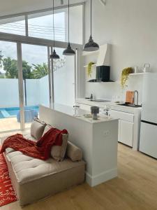 Kuchyň nebo kuchyňský kout v ubytování Cozy Villa Modern Minimalist Hideaway