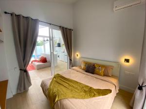 Postel nebo postele na pokoji v ubytování Cozy Villa Modern Minimalist Hideaway