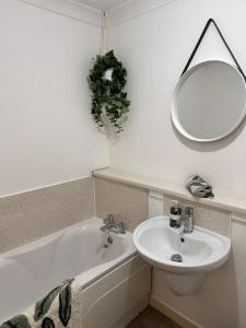 Bilik mandi di 2BR Flat Free Parking Near Hampden and O2 Academy +2 gambar