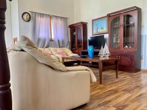 Televiisor ja/või meelelahutuskeskus majutusasutuses Casa Nordica - Rooms, Camping, Hammocks