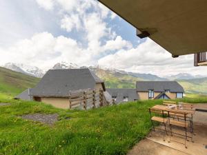 einen Blick auf ein Haus mit Bergen im Hintergrund in der Unterkunft Studio cosy pour 4 près des pistes à Peyragudes - FR-1-695-76 in Gouaux-de-Larboust + 5 Fotos