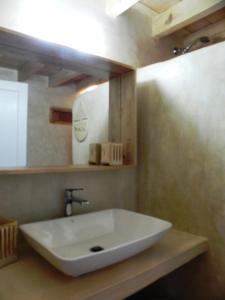 Bathroom sa Lindos Esel Suites