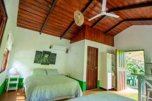 Rúm í herbergi á Selva Color - Forest & Beach EcoLodge