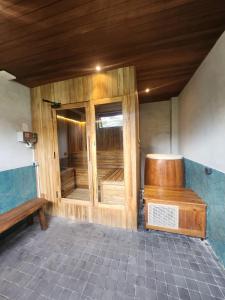 une pièce vide avec un banc et une baignoire dans l'établissement Villa Famara Pererenan by Blacksand, à Tumbak Bayuh 34 autres photos