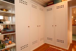 リスボンにあるCasa do Casteloの白いキャビネット付きウォークインパントリー