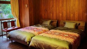 two beds sitting next to each other in a bedroom at nano inn in Kanagawa