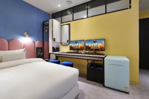 Un dormitorio con una cama y un escritorio con una computadora. en Daejeon Yuseong Just Sleep Yuseong Hot Springs Branch, en Daejeon