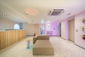 A seating area at Daejeon Yongjeon The Hussik Knockin Hotel