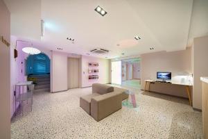 A television and/or entertainment centre at Daejeon Yongjeon The Hussik Knockin Hotel
