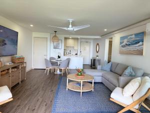 Et opholdsområde på Luxe Oceanfront Escape, Ocean Views with AC Comfort