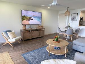 Et tv og/eller underholdning på Luxe Oceanfront Escape, Ocean Views with AC Comfort + 52 billeder