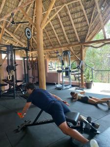 Fitness centrum a/nebo fitness zařízení v ubytování Itsalifestyle Jungle Cabana