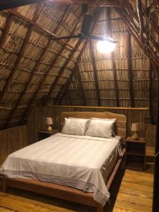 Postel nebo postele na pokoji v ubytování Itsalifestyle Jungle Cabana + 6 fotografií