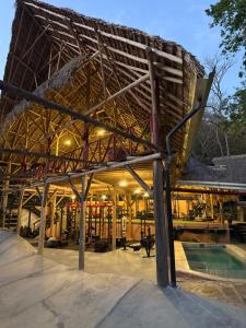 Bazén v ubytování Itsalifestyle Jungle Cabana nebo v jeho okolí