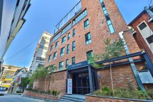 YonginYongin Brown Dot Yongin Branch的城市街道上的砖砌建筑
