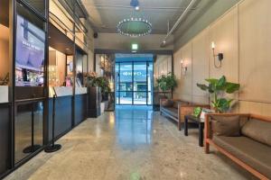 YonginYongin Brown Dot Yongin Branch的大楼内设有沙发和桌子的大厅