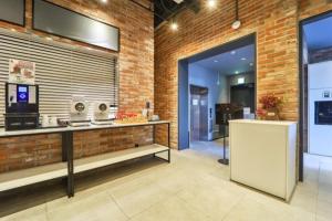YonginYongin Brown Dot Yongin Branch的厨房设有柜台和砖墙 更多13张照片