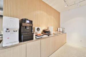 Kuchyň nebo kuchyňský kout v ubytování Ulsan Samsan CUSTOM HOTEL