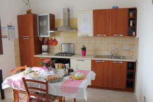 A kitchen or kitchenette at B&B Is Janas E5391