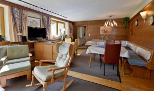 a kitchen and dining room with a table and chairs at Gästehaus Wurm in Stumm