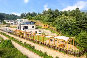 una vista aerea di un edificio su una collina di Gapyeong V Courtyard Pension a Gapyeong