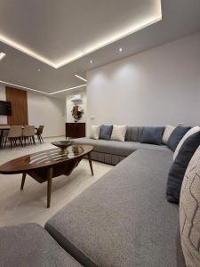 a living room with a couch and a table at Rmilat Garden N8 vue sur la piscine in Cabo Negro