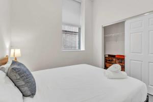 CozySuites Modern 1BR in Downtown Pitts #21房間的床