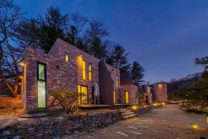 Hoone, kus külalistemaja asub +1 foto