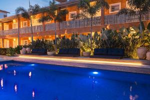 A piscina localizada em Pousada Azul da Cor do Mar ou nos arredores