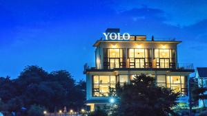Un edificio con un cartel de VLO encima. en Gangneung YOLO Ocean View Spa Pension, en Gangneung