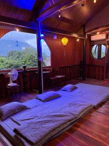 Giường trong phòng chung tại Hương Sen Quán - Tây Ninh