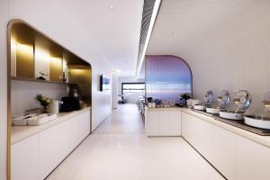 Un baño con encimeras y lavabos blancos en una habitación. en Atour X Hotel Shanghai Lujiazui Lancun Road, en Shanghái