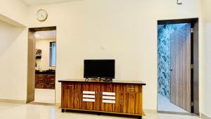 Un televizor și/sau centru de divertisment la Moonland 3 Bhk villa