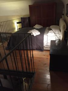 een slaapkamer met een bed met een zwart dekbed bij La Casa di Einstein in Genua