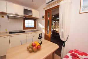 Camping Village Scaglieri的厨房或小厨房